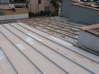 トタン屋根の塗装工事：塗装前