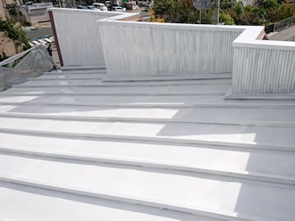 トタン屋根の塗装工事：下塗り